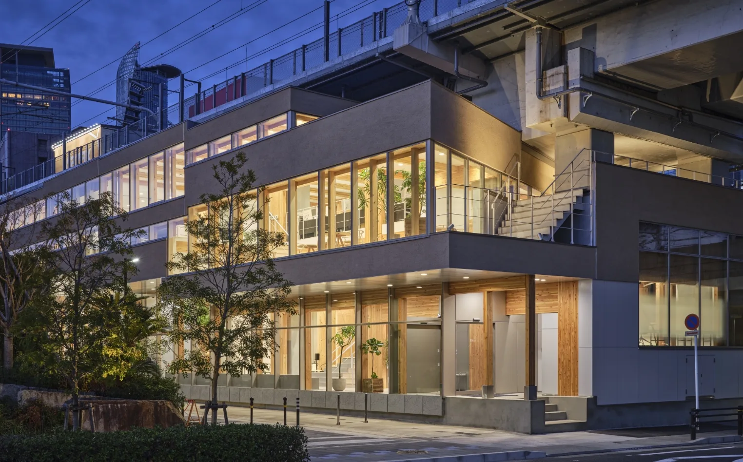 “不可能“を”可能に“。高架下に生まれた木造2階建ての大空間